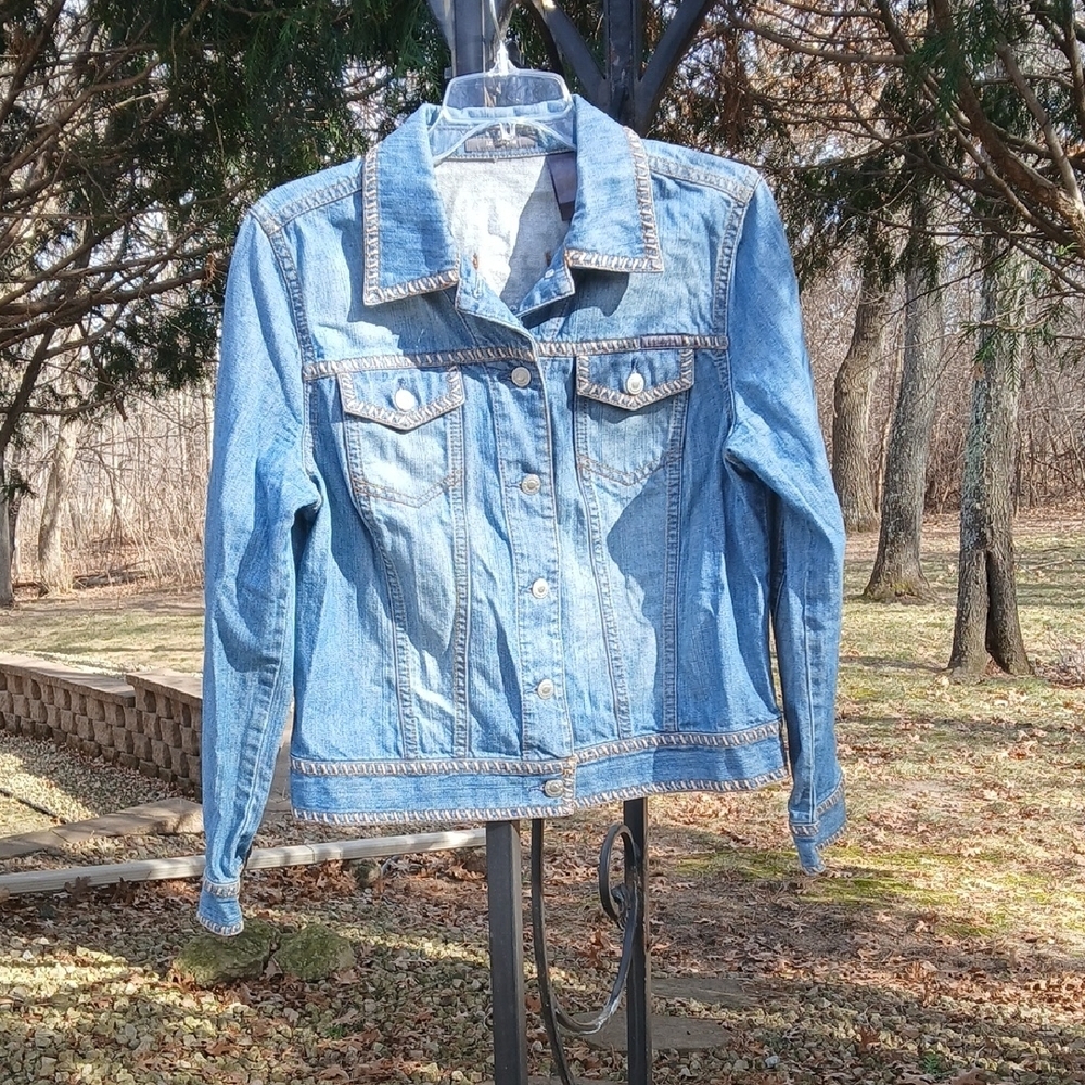 Liz Claiborne denim jacket decorative edge stitching.sz L
